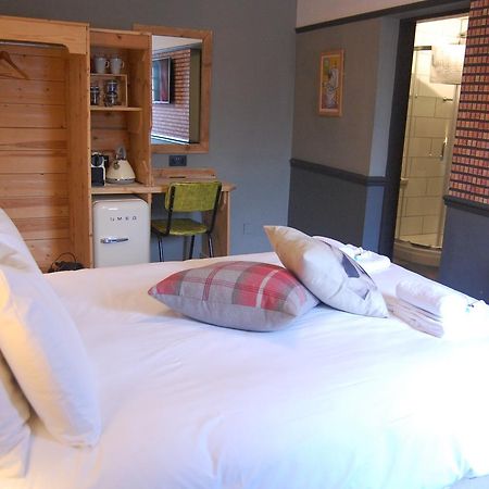The Pug & Greyhound Hotel Great Glen Екстериор снимка