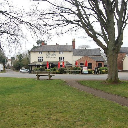 The Pug & Greyhound Hotel Great Glen Екстериор снимка