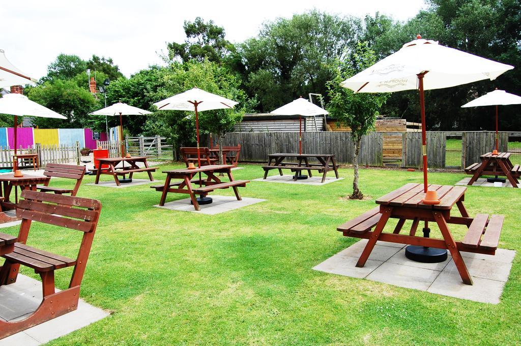 The Pug & Greyhound Hotel Great Glen Екстериор снимка