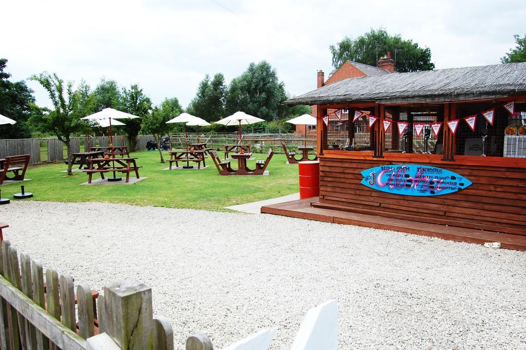 The Pug & Greyhound Hotel Great Glen Екстериор снимка