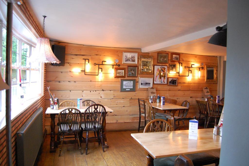 The Pug & Greyhound Hotel Great Glen Екстериор снимка