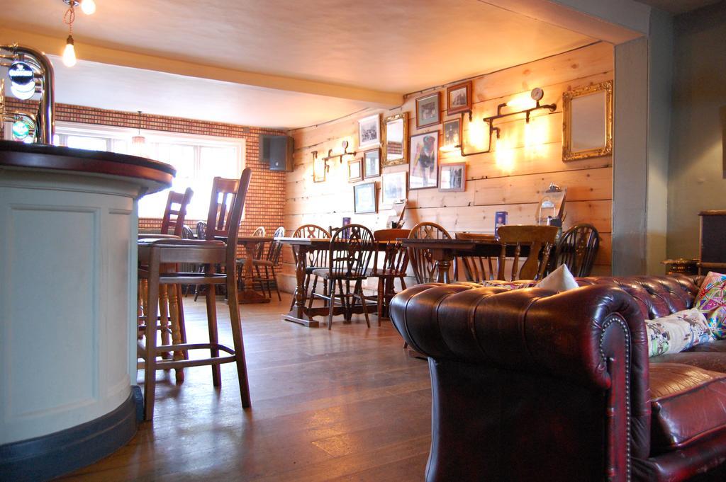 The Pug & Greyhound Hotel Great Glen Екстериор снимка