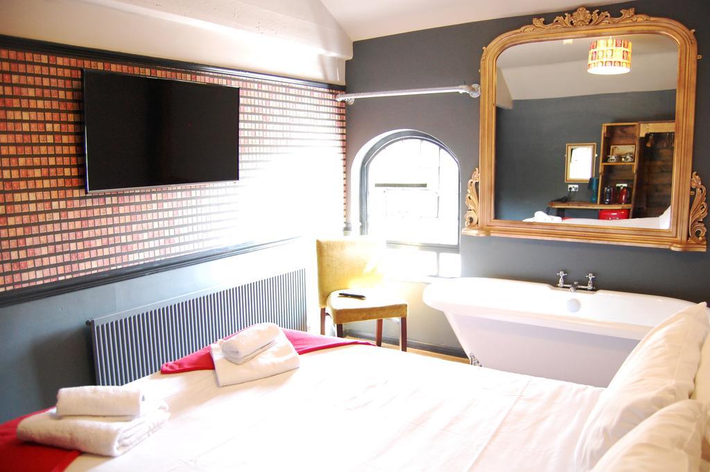 The Pug & Greyhound Hotel Great Glen Екстериор снимка