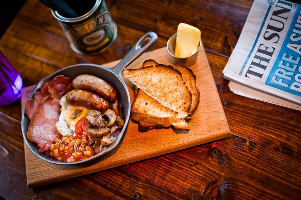The Pug & Greyhound Hotel Great Glen Екстериор снимка