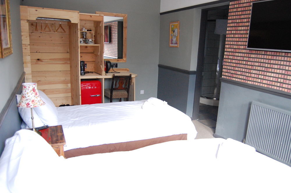 The Pug & Greyhound Hotel Great Glen Екстериор снимка