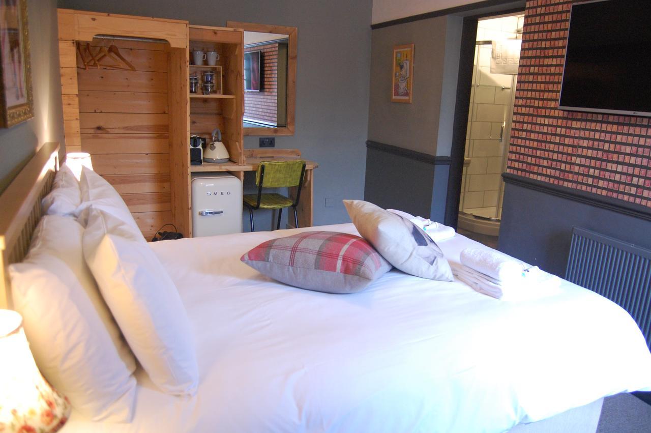 The Pug & Greyhound Hotel Great Glen Екстериор снимка