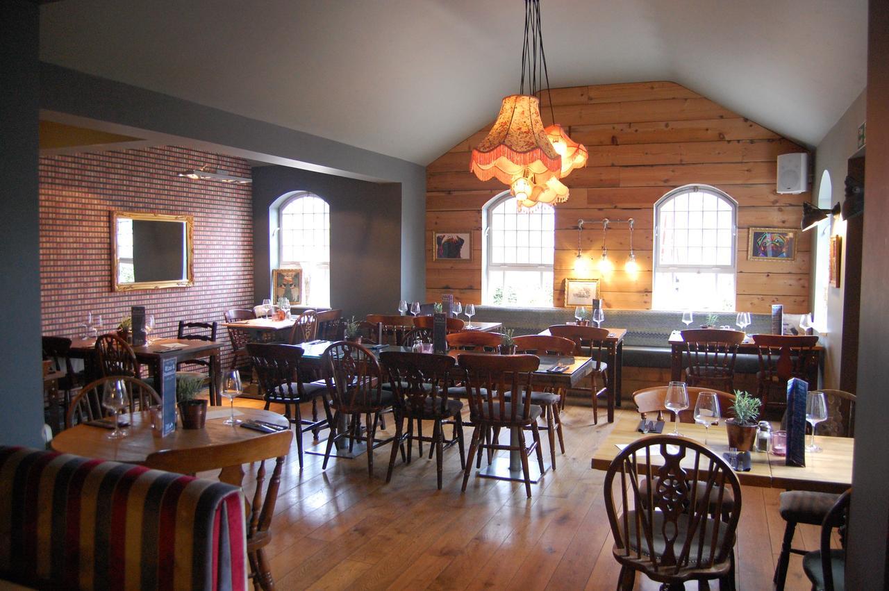 The Pug & Greyhound Hotel Great Glen Екстериор снимка