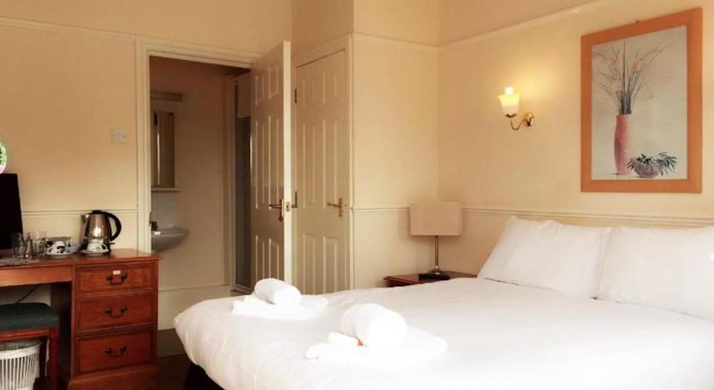 The Pug & Greyhound Hotel Great Glen Екстериор снимка