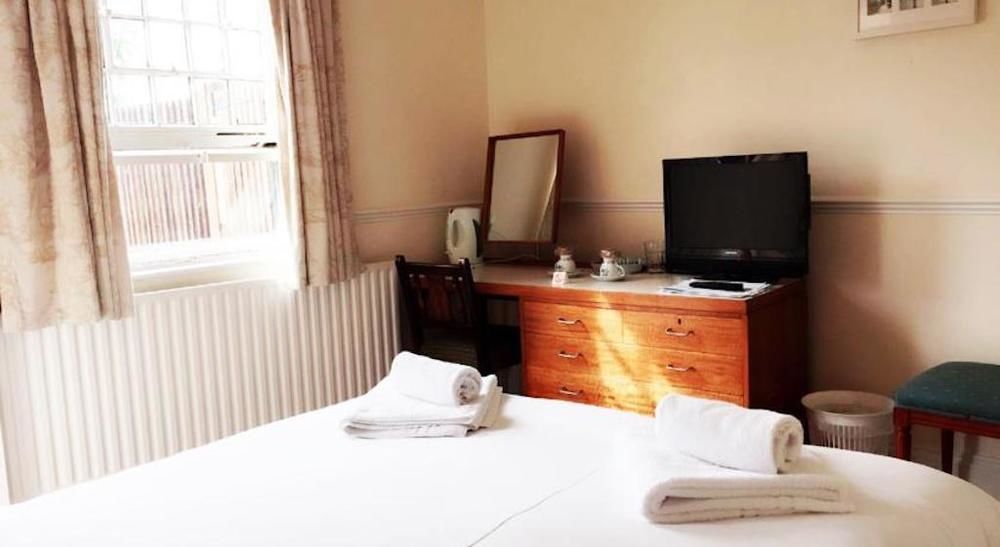 The Pug & Greyhound Hotel Great Glen Екстериор снимка
