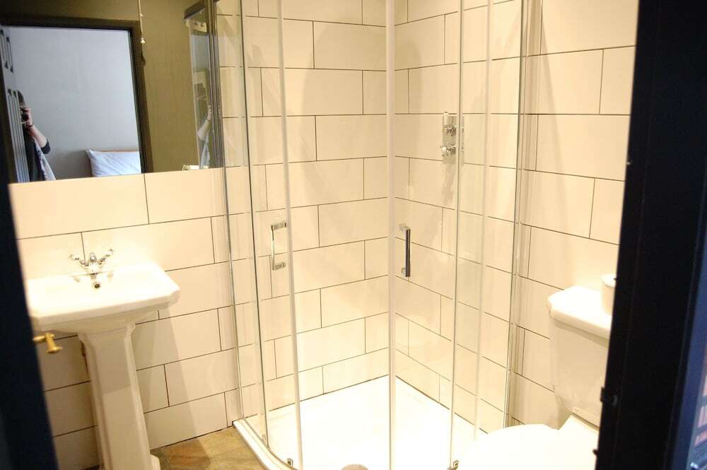 The Pug & Greyhound Hotel Great Glen Екстериор снимка